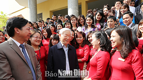 Tổng Bí thư Nguyễn Phú Trọng với các cán bộ, giảng viên và học viên Trường Chính trị Trường Chinh (