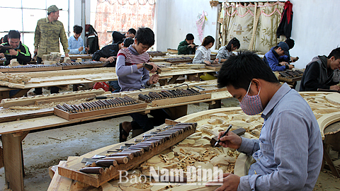 Sản xuất các sản phẩm mộc mỹ nghệ tại cơ sở của anh Đỗ Văn Luyến, xóm 19, làng nghề mộc mỹ nghệ Đông Hữu, xã Hải Anh).