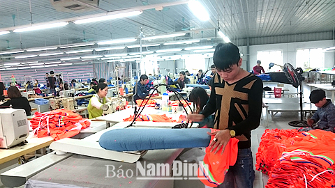 Sản xuất các sản phẩm xuất khẩu tại Nhà máy may Nghĩa Thịnh, Cty CP May 2 (Tổng Cty CP Dệt may Nam Định), xã Nghĩa Thịnh.