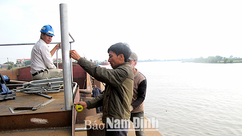 Hoàn thiện tàu vỏ thép tại xưởng sản xuất của Gia đình anh Trần Văn Hương, xóm Phong Doanh, Yên Nhân.