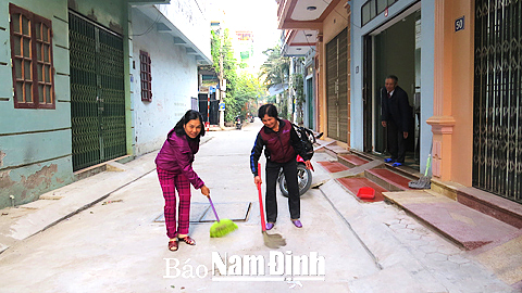 Phụ nữ tổ dân phố 23, đường Nguyễn Văn Huyên, phường Cửa Bắc thường xuyên quét dọn, giữ vệ sinh ngõ phố sạch đẹp.