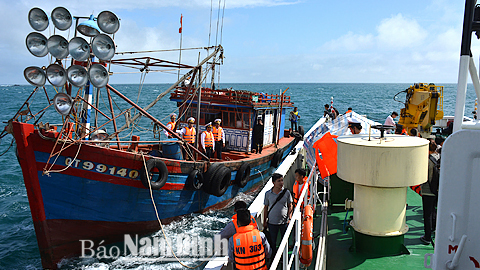 Tàu cá của ngư dân chở đoàn công tác vào đảo Cồn Cỏ.