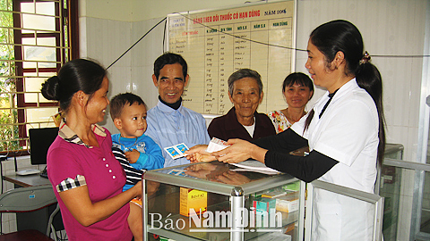 Cấp phát thuốc cho người dân có thẻ BHYT tại Trạm Y tế xã Nam Hùng (Nam Trực).