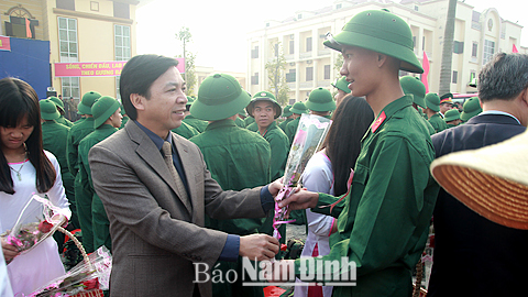 Đồng chí Trần Văn Chung, Phó Bí thư Thường trực Tỉnh ủy, Chủ tịch HĐND tỉnh tặng hoa, động viên các tân binh huyện Nam Trực (ảnh dưới bên trái); 