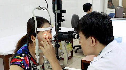 Khám điều trị cho người đau mắt đỏ tại khoa Khám,Bệnh viện Mắt Trung ương. 