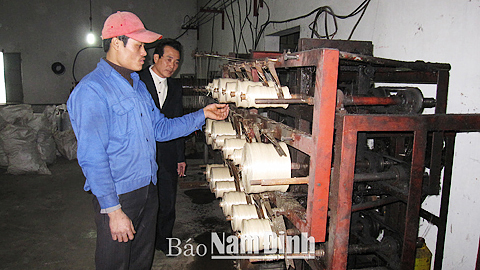 Sản xuất sợi PE tại cơ sở của ông Trần Văn Hài, xóm 18, xã Trực Hùng.