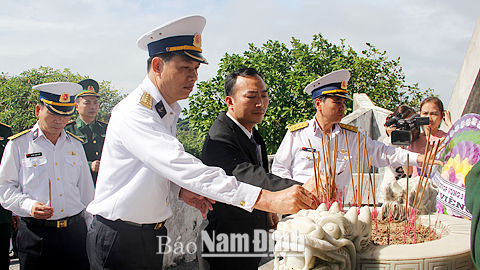 Đại tá Nguyễn Đức Nam, Phó Tư lệnh Vùng 3 Hải quân cùng cán bộ, chiến sĩ, nhân dân thắp hương tưởng nhớ công ơn các Anh hùng liệt sĩ trên đảo Cồn Cỏ (Quảng Trị).