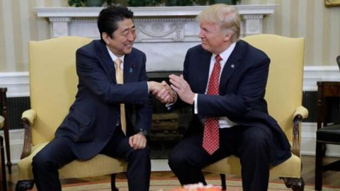 Tổng thống Mỹ Donald Trump (phải) trong cuộc gặp thượng đỉnh chính thức đầu tiên với Thủ tướng Nhật Bản Shinzo Abe (trái) tại Nhà Trắng.