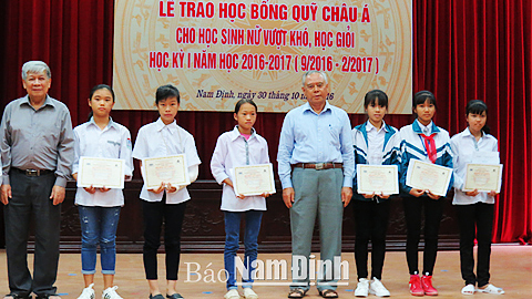 Các em học sinh nữ vượt khó học giỏi của tỉnh được nhận học bổng “Lá xanh” do các nhà hảo tâm là Việt kiều Mỹ tài trợ.
