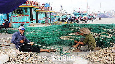 Ngư dân huyện Hải Hậu chuẩn bị ngư lưới cụ sẵn sàng ra khơi.