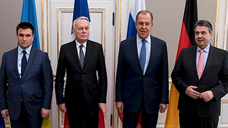 Từ trái sang, ngoại trưởng các nước Ukraine, Pháp, Nga và Đức chụp ảnh chung tại Diễn đàn An ninh Munich lần thứ 53, Đức, ngày 18/2. Ảnh: Reuters.