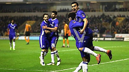 Các cầu thủ Chelsea mừng bàn mở tỷ số của Pedro.