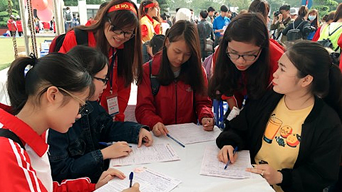  Lễ hội thu hút đông đảo sinh viên tham gia hiến máu.