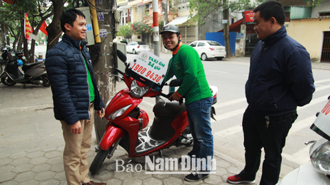 Anh Vũ Trọng Đoàn (bên trái) trao đổi với nhân viên về phương pháp lái xe an toàn.  Bài và ảnh: Văn Huỳnh