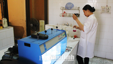Cán bộ Trung tâm Nước sạch và Vệ sinh môi trường nông thôn Nam Định xét nghiệm, đánh giá chất lượng nước sạch nông thôn.