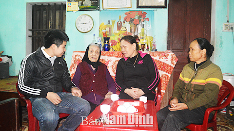 Cán bộ LĐ-TB và XH Thị trấn Gôi thăm hỏi, động viên Bà mẹ Việt Nam Anh hùng Trần Thị Yên, 96 tuổi, ở tổ dân phố Lương Thế Vinh, Thị trấn Gôi.