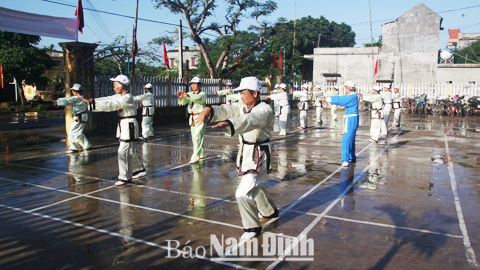 Hội viên NCT xã Hải Phương (Hải Hậu) tham gia luyện tập thể dục dưỡng sinh.