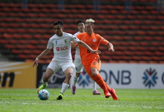Pha tranh bóng giữa cầu thủ hai đội Hà Nội FC (áo trắng) và Phen-đa Iu-nai-tít.