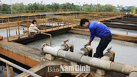 Nhân viên Trạm xử lý nước thải CCN An Xá (TP Nam Định) kiểm soát nguồn xả thải của doanh nghiệp trước khi xả ra môi trường.