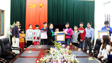 Chị Nguyễn Thị Thu Lan (hàng thứ nhất, bên trái), Bí thư Đoàn Trường Chính trị Trường Chinh trao quà cho các em học sinh khuyết tật tại Trung tâm Dạy nghề cho trẻ khuyết tật tỉnh Nam Định.
