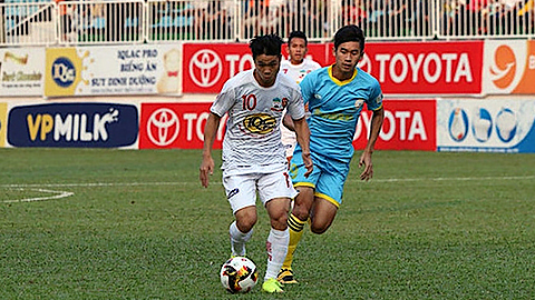 Dù rất nỗ lực, nhưng Công Phượng (số 10) của Hoàng Anh Gia Lai vẫn không ghi nổi bàn thắng vào lưới Sanna Khánh Hòa.
