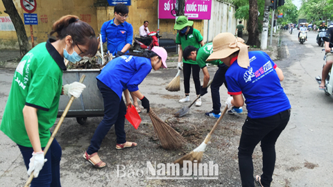 ĐVTN khối các trường đại học, cao đẳng tham gia dọn vệ sinh các tuyến phố trên địa bàn Thành phố Nam Định.