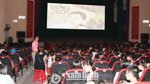 Một buổi chiếu phim phục vụ học sinh tại rạp Sinh viên thuộc Trung tâm PHP và CB tỉnh.