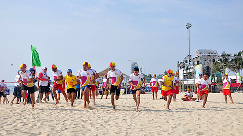 Các hoạt động vui chơi trên bãi biển Non Nước thu hút nhiều bạn trẻ tham dự