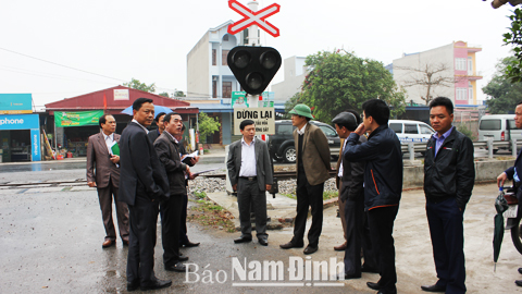 Sở GTVT và ngành đường sắt phối hợp rà soát, thống nhất phương án xử lý bất cập các điểm đường ngang dân sinh qua đường sắt tại địa phận huyện Mỹ Lộc.