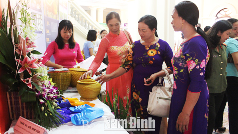 Các sản phẩm do hội viên phụ nữ huyện Mỹ Lộc sản xuất được giới thiệu tại Đại hội Phụ nữ tỉnh.