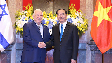 Chủ tịch nước Trần Đại Quang và Tổng thống Rơ-ven Ru-vi Ríp-lin tại Lễ đón.