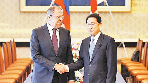 Bộ trưởng Ngoại giao Nhật Bản P.Ki-si-đa (bên phải) gặp Bộ trưởng Ngoại giao Nga X.La-vrốp tại thủ đô Tô-ki-ô. Ảnh AP