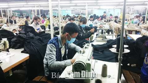 Sản xuất các sản phẩm may mặc xuất khẩu tại Cty TNHH một thành viên Dệt may xuất khẩu Trường Phát, thôn Bối Xuyên Thượng, xã Cộng Hòa.
