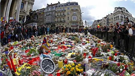 Mít-tinh tưởng nhớ các nạn nhân trong vụ đánh bom tại Brussels (Bỉ), ngày 17-4. (Ảnh: Reuters)