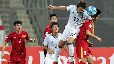 Pha tranh bóng giữa cầu thủ đội U19 Nhật Bản và đội U19 Việt Nam (tiền thân của U20 Việt Nam hiện nay) tại giải U19 châu Á.