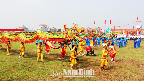 Đội rồng xóm Bến, xã Thành Lợi thường xuyên biểu diễn trong các sự kiện lớn của huyện Vụ Bản.