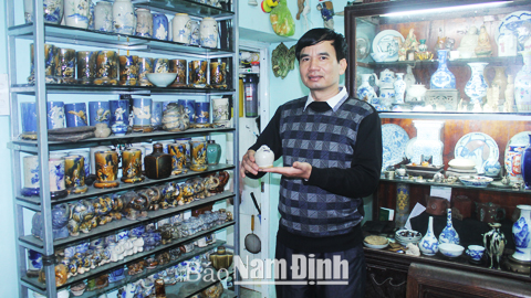 Anh Vũ Văn Khánh, số nhà 4/61, Tô Hiệu (TP Nam Định) giới thiệu về chiếc bình vôi đời Trần trong bộ sưu tập.