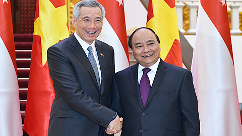 Thủ tướng Nguyễn Xuân Phúc và Thủ tướng Xinh-ga-po Lý Hiển Long.