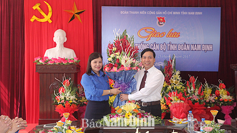 Đồng chí Trần Văn Chung, Phó Bí thư Thường trực Tỉnh ủy, Chủ tịch HĐND tỉnh tặng hoa chúc mừng Đoàn TNCS Hồ Chí Minh. Ảnh: Hoa Xuân
