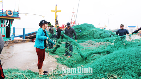 Chuẩn bị ngư lưới cụ trước ngày ra khơi của tàu anh Nguyễn Văn Thảo, xã Hải Triều (Hải Hậu).