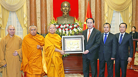 Chủ tịch nước Trần Đại Quang tặng quà cho Đoàn đại biểu Phật giáo Việt Nam tại Thái Lan.