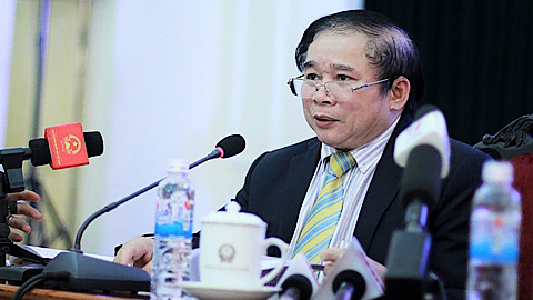  Thứ trưởng Bộ GD-ĐT Bùi Văn Ga trao đổi tại cuộc họp báo chiều 24/3. Ảnh: Lê Văn.