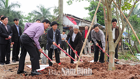 Nguyên Chủ tịch nước Trần Đức Lương và Phu nhân cùng các đồng chí lãnh đạo tỉnh trồng cây đa lưu niệm phía trước cổng Đền Trần (TP Nam Định).