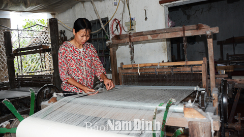 Được Ngân hàng CSXH huyện Trực Ninh tiếp vốn đầu tư phát triển nghề dệt, giờ đây cuộc sống của gia đình chị Nguyễn Thị Mận ở xã Phương Định đã khá hơn nhiều.