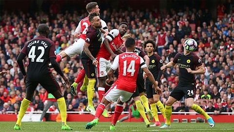 Pha ghi bàn gỡ 2-2 cho Arsenal của Mustafi (áo đỏ, bật cao nhất).