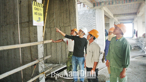 Hướng dẫn biển cảnh báo về ATVSLĐ cho công nhân tại công trường xây dựng Bệnh viện Mắt tỉnh Nam Định (TP Nam Định).