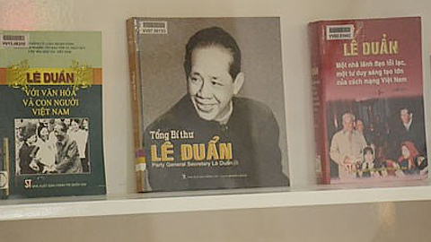Một số cuốn sách, tư liệu trưng bày tại triển lãm. 