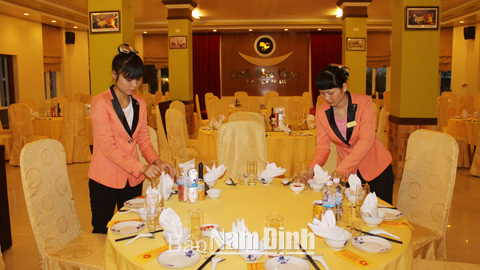 Nhân viên phục vụ tại Nhà hàng Cánh diều vàng (TP Nam Định).