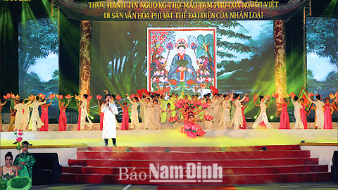 Chương trình nghệ thuật trong lễ đón nhận Bằng UNESCO ghi danh “Thực hành Tín ngưỡng thờ Mẫu Tam phủ của người Việt” là Di sản văn hóa phi vật thể đại diện của nhân loại. Ảnh: Viết Dư