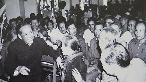 Đồng chí Lê Duẩn thăm và nói chuyện với cán bộ, nhân dân vùng giới tuyến Vĩnh Linh (Quảng Trị), tháng 2-1973. Ảnh tư liệu 
